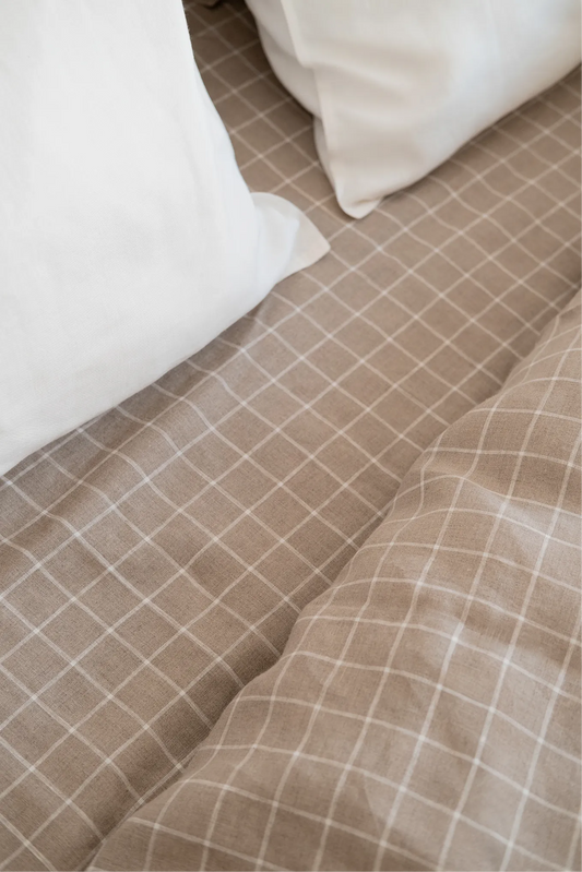 Le drap housse à carreaux