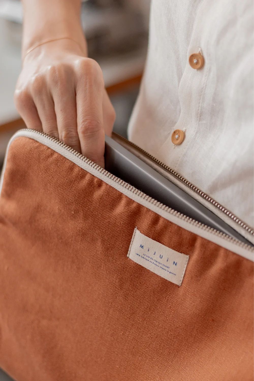 Pochette d'ordinateur en lin caramel - cadeau Noël Made in France