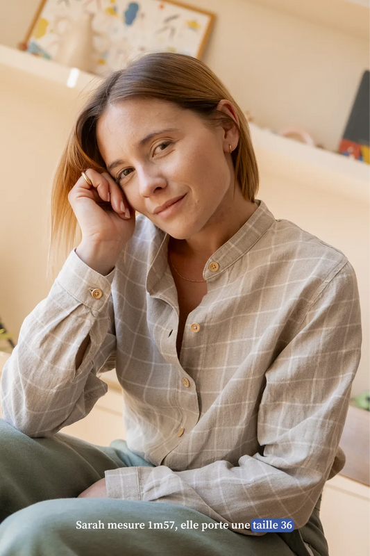 La chemise col mao à carreaux