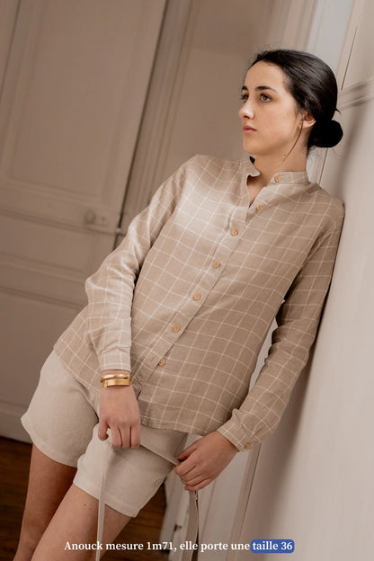 La chemise col mao à carreaux