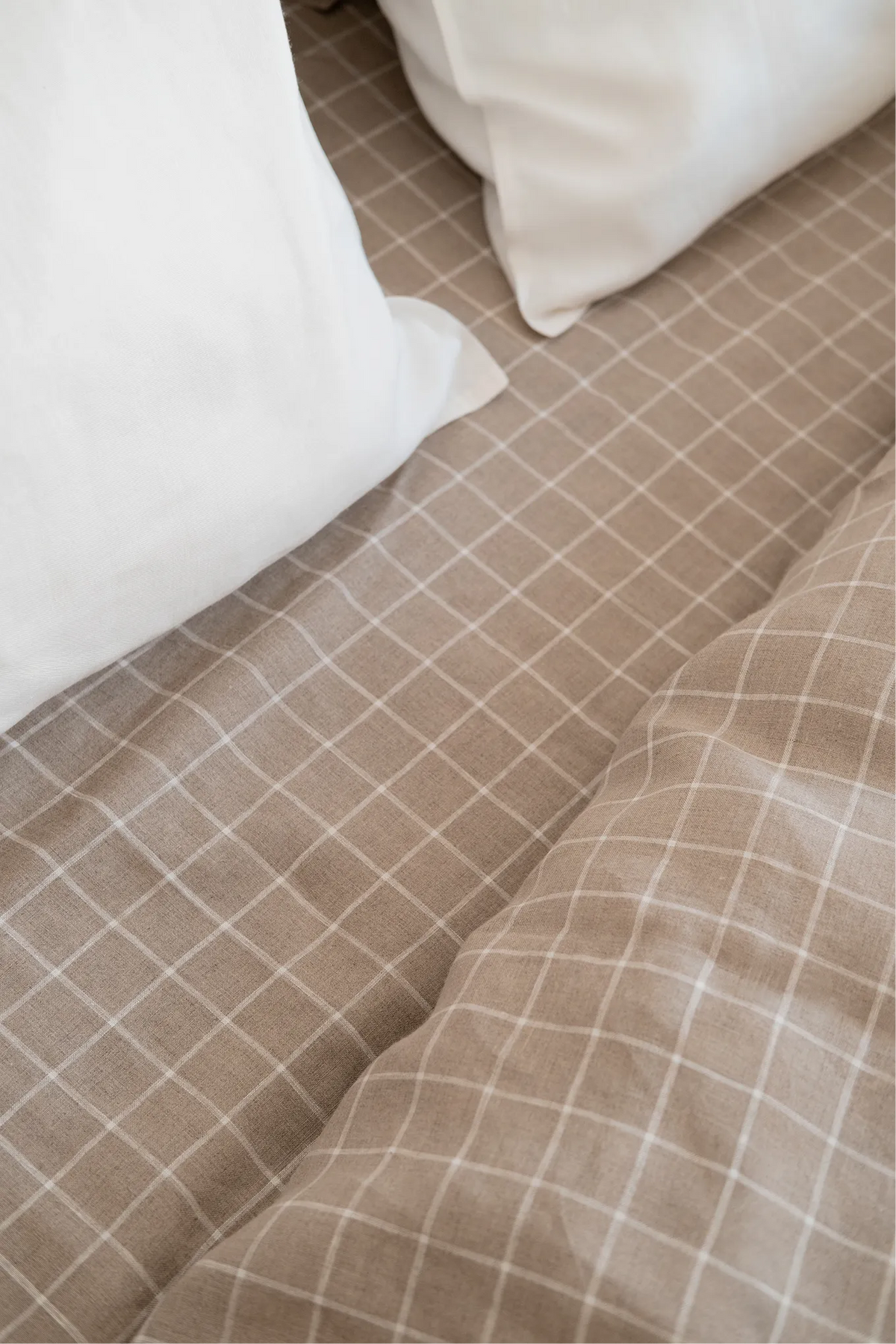 Le drap housse à carreaux