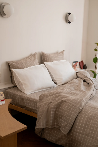Le drap housse à carreaux