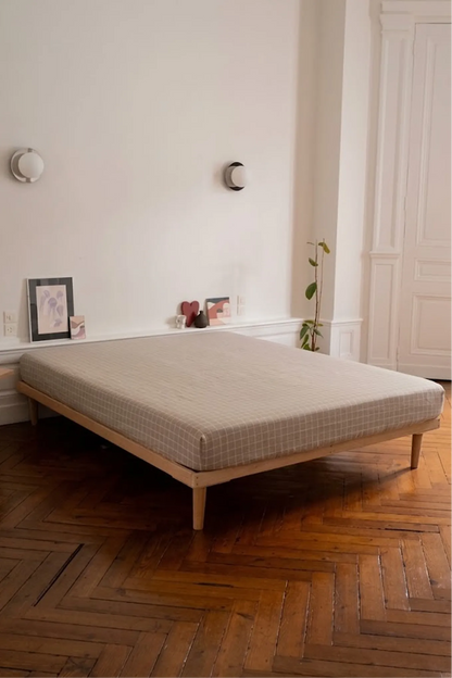 Le drap housse à carreaux