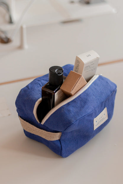 La trousse de toilette bleu