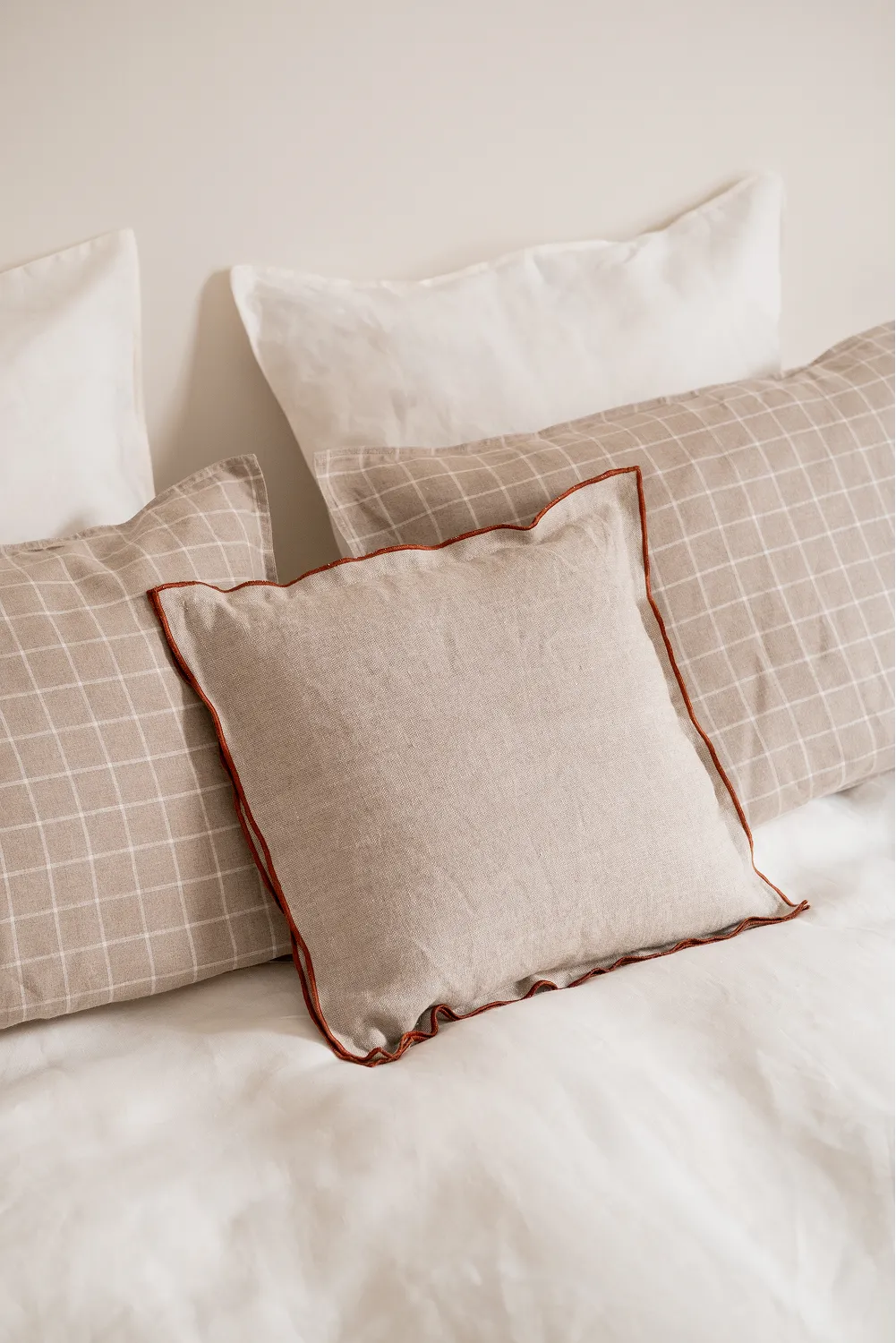 La housse de coussin bourdon caramel