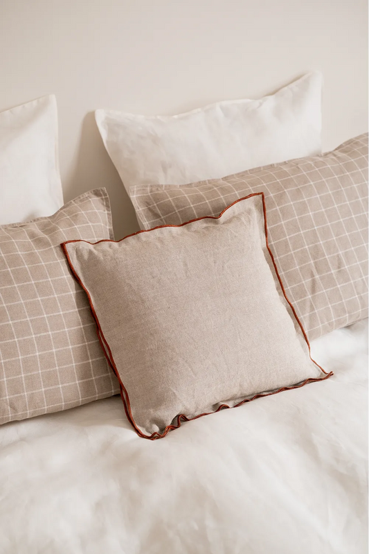 La housse de coussin bourdon caramel
