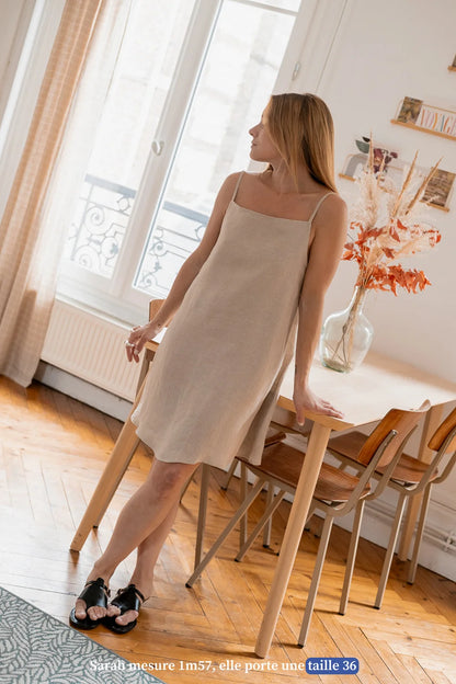 Robe courte en lin à bretelles dos nu beige made in france.