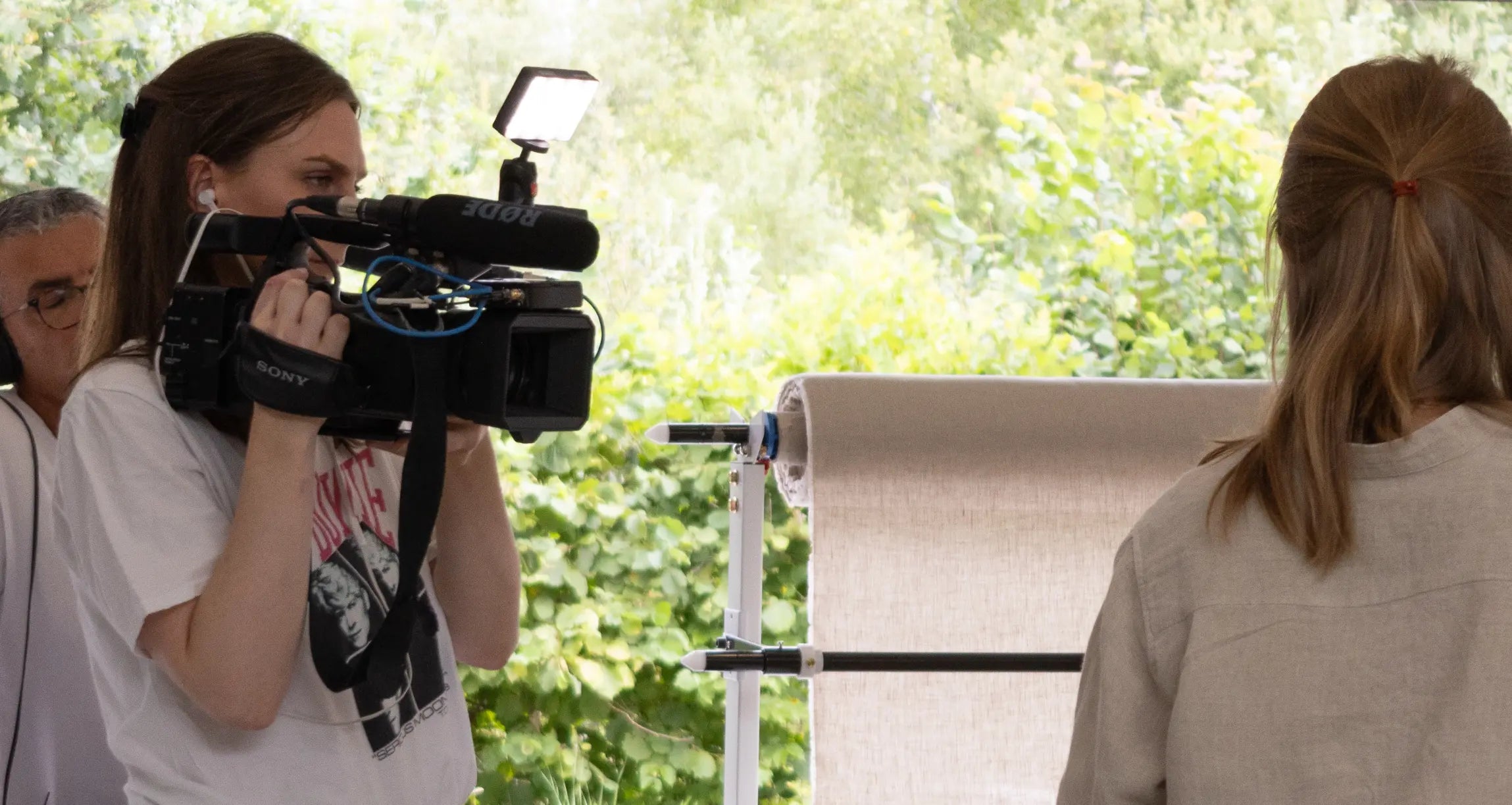 Équipe de tournage M6 filmant dans l'atelier Mijuin pour un reportage TV