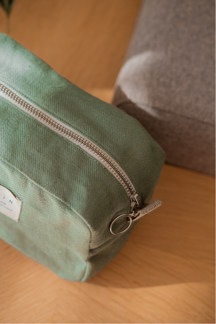 Trousse de toilette verte en lin Made in France