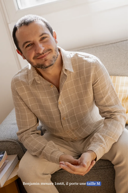 La chemise col classique à carreaux