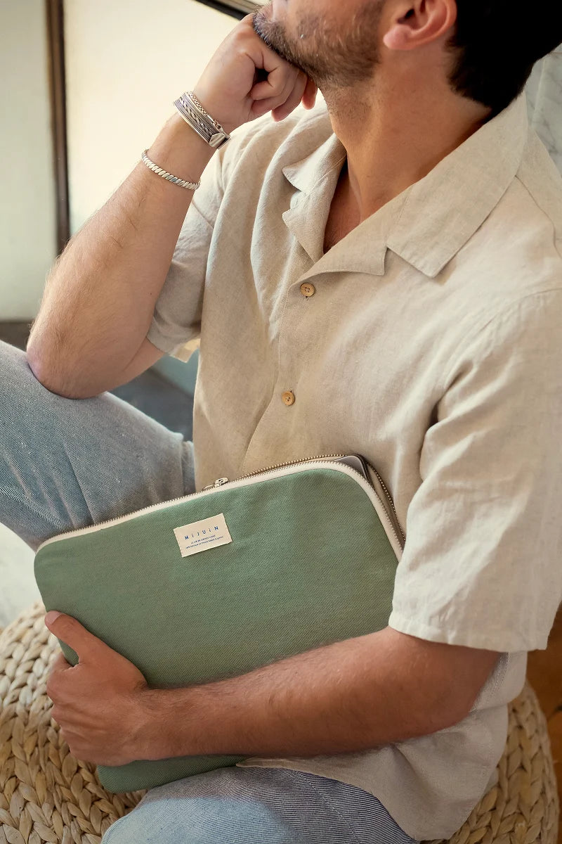 Pochette d'ordinateur verte en lin - cadeau écoresponsable Made in France