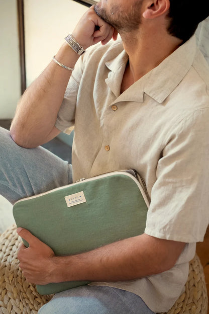 Pochette d'ordinateur verte en lin - cadeau écoresponsable Made in France