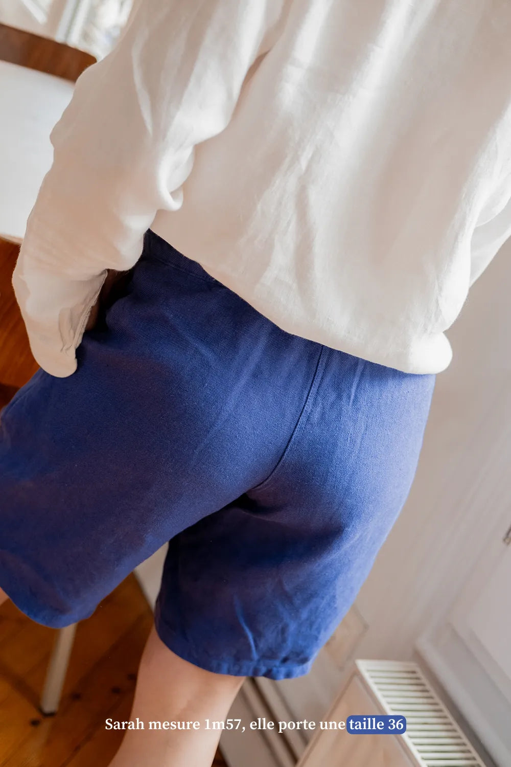 Le short taille haute bleu foncé